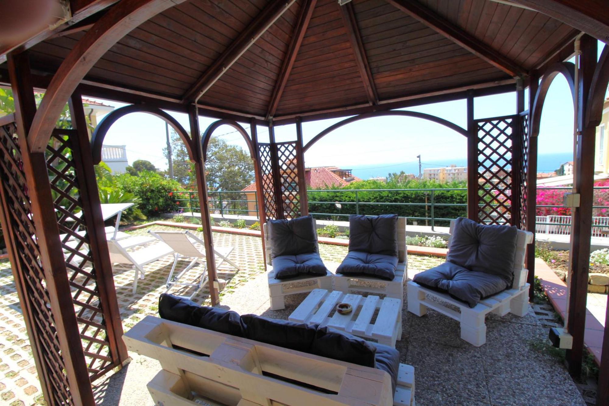 La Pace, Il Sole, Il Mare - Sanremo Casa Indipendente Vista Mare, Posto Auto Privato, Ampio Spazio Esterno Attrezzato, A Pochi Minuti Dalle Spiagge Luaran gambar