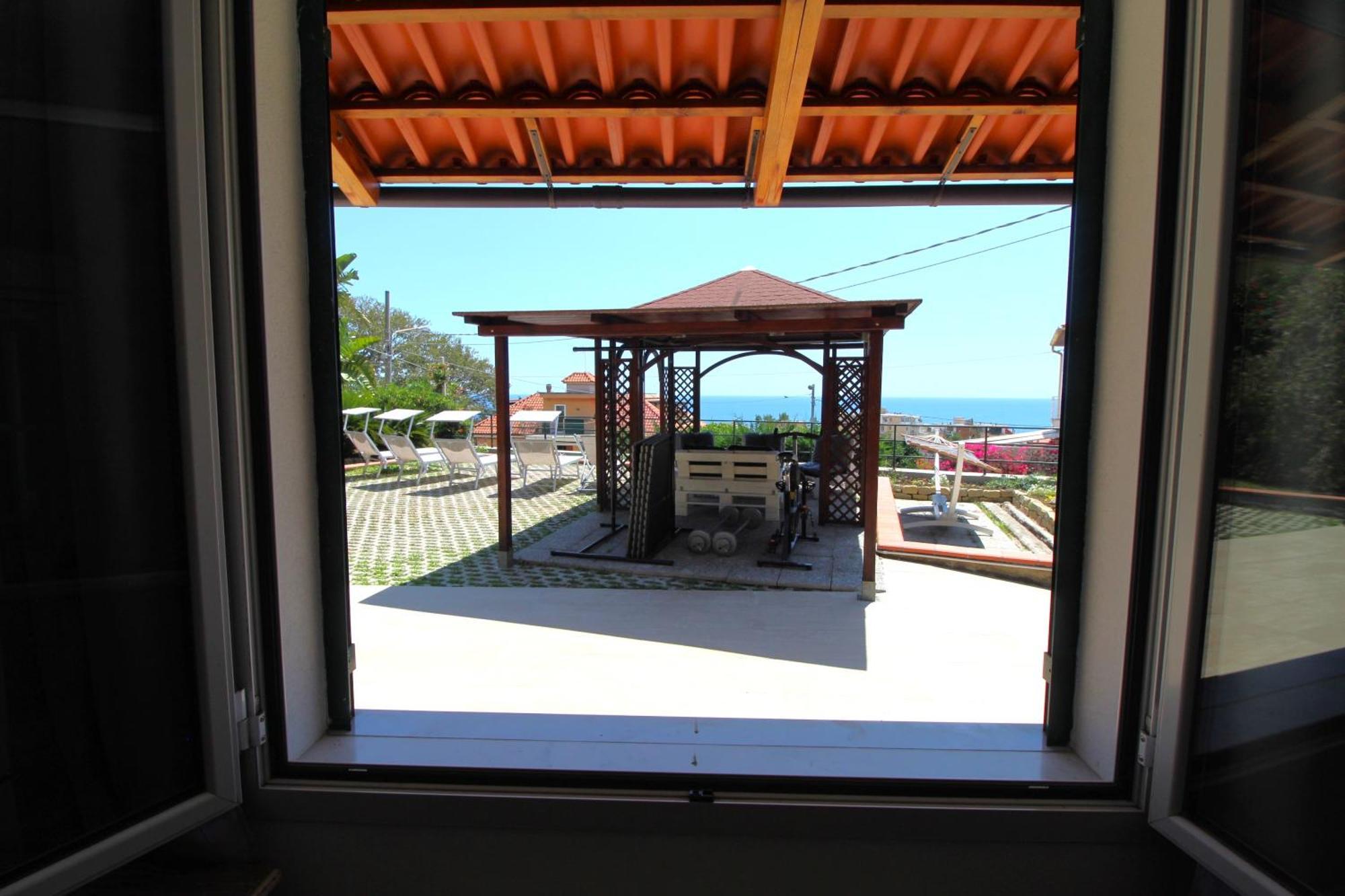 La Pace, Il Sole, Il Mare - Sanremo Casa Indipendente Vista Mare, Posto Auto Privato, Ampio Spazio Esterno Attrezzato, A Pochi Minuti Dalle Spiagge Luaran gambar