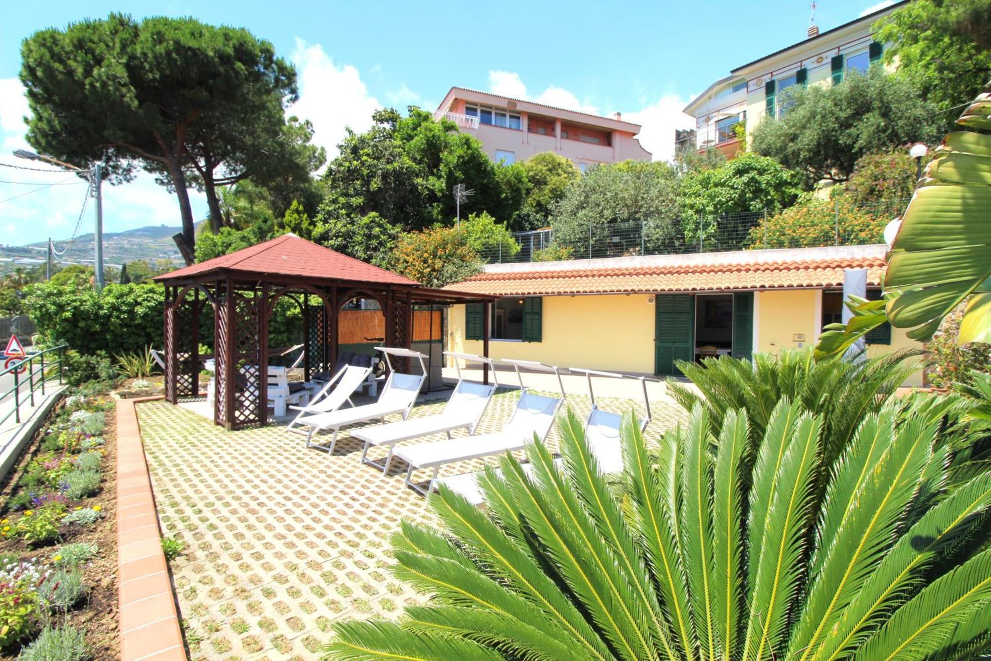 La Pace, Il Sole, Il Mare - Sanremo Casa Indipendente Vista Mare, Posto Auto Privato, Ampio Spazio Esterno Attrezzato, A Pochi Minuti Dalle Spiagge Luaran gambar