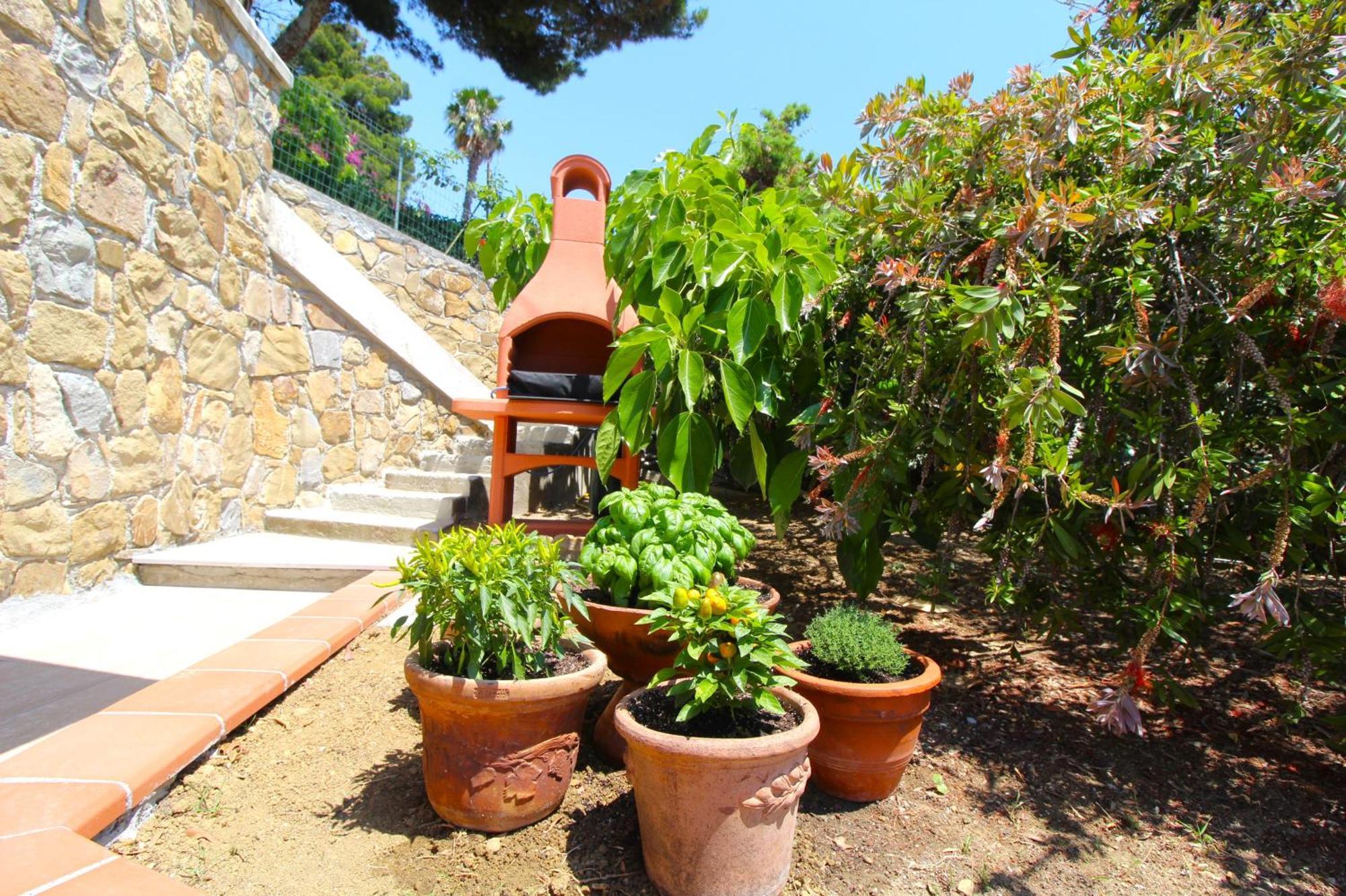 La Pace, Il Sole, Il Mare - Sanremo Casa Indipendente Vista Mare, Posto Auto Privato, Ampio Spazio Esterno Attrezzato, A Pochi Minuti Dalle Spiagge Luaran gambar